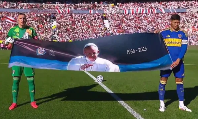 El emotivo homenaje al papa Francisco en el Superclásico