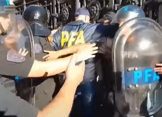Tensión en el Congreso: la Policía Federal volvió a reprimir jubilados con gas pimienta