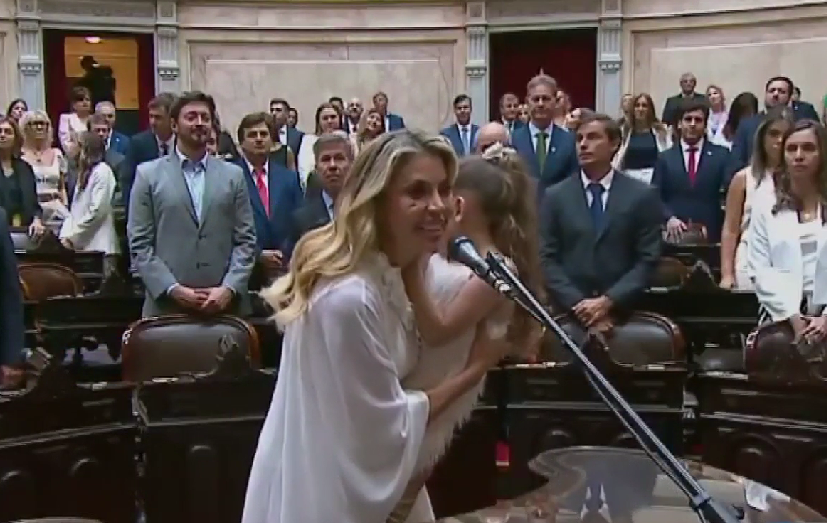 Virginia Gallardo juró como diputada en el Congreso junto a su hija ante la mirada de Javier Milei