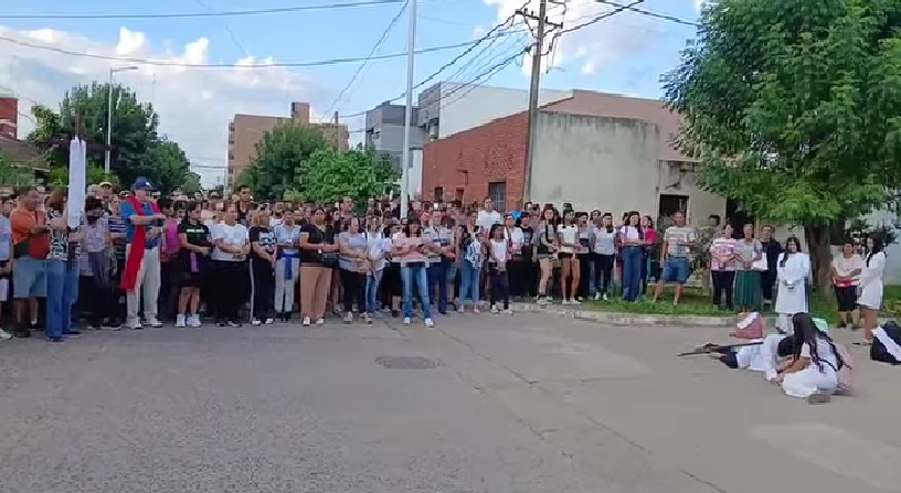 Multitudinario Vía Crucis en Goya: Oración por la crisis económica bajo el lema "Con trabajo digno construimos caminos de paz"