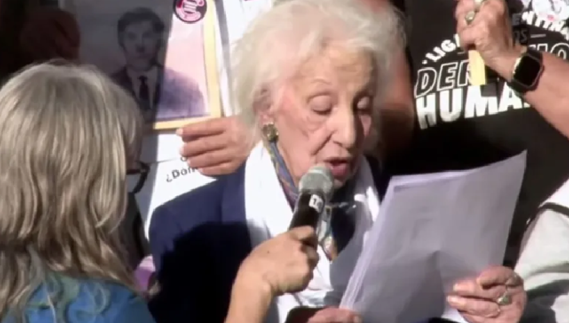 Así fue el documento que se leyó en Plaza de Mayo por los 50 años del golpe militar: "La memoria se defiende luchando"