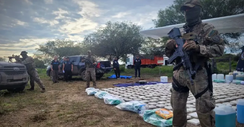 Golpe al narcotráfico en Santa Fe: interceptaron una avioneta y secuestraron 400 kilos de cocaína