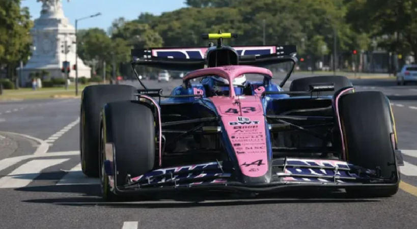 Presentaron en el Obelisco el Lotus E20 con el que Franco Colapinto hará su Road Show en Buenos Aires