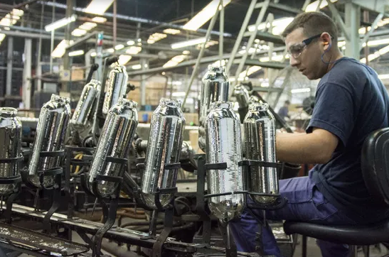 Los salarios registrados subieron 4,1% en octubre, pero perdieron poder adquisitivo