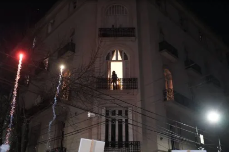 UNA MULTITUD FUE A SALUDAR A CRISTINA KIRCHNER AL CUMPLIRSE TRES AÑOS DEL INTENTO DE MAGNICIDIO