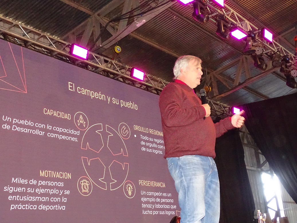 ANSELMI COMPARTE SU EXPERIENCIA EN LA FERIA DEL LIBRO 2024: DE LA ESCUELA AL PODIO