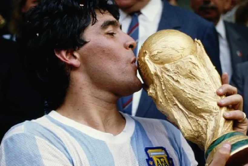 PROHIBIDO OLVIDAR: DIEGO ARMANDO MARADONA CUMPLIRÍA 65 AÑOS