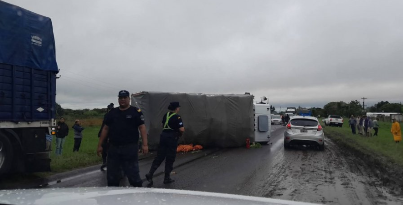 CHOQUE ENTRE CAMIÓN DE HORTALIZAS Y CAMIONETA EN RUTA PROVINCIAL N° 27