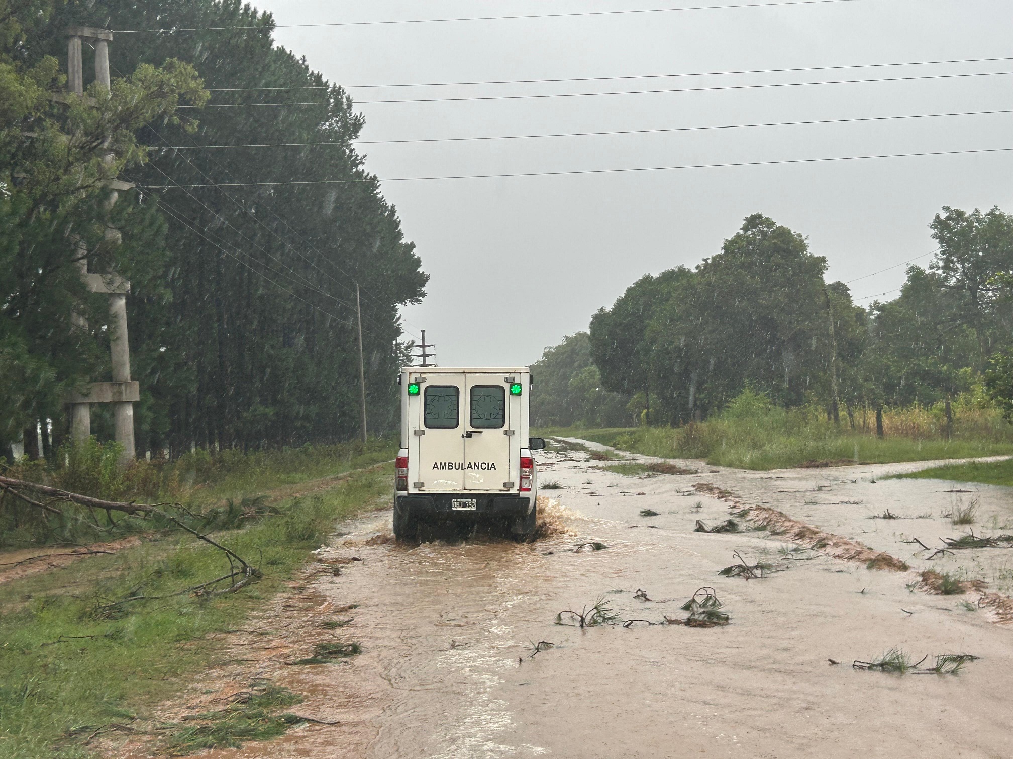 El Comando Operativo de Emergencias brinda asistencia a Mburucuyá, afectada por un fuerte temporal
