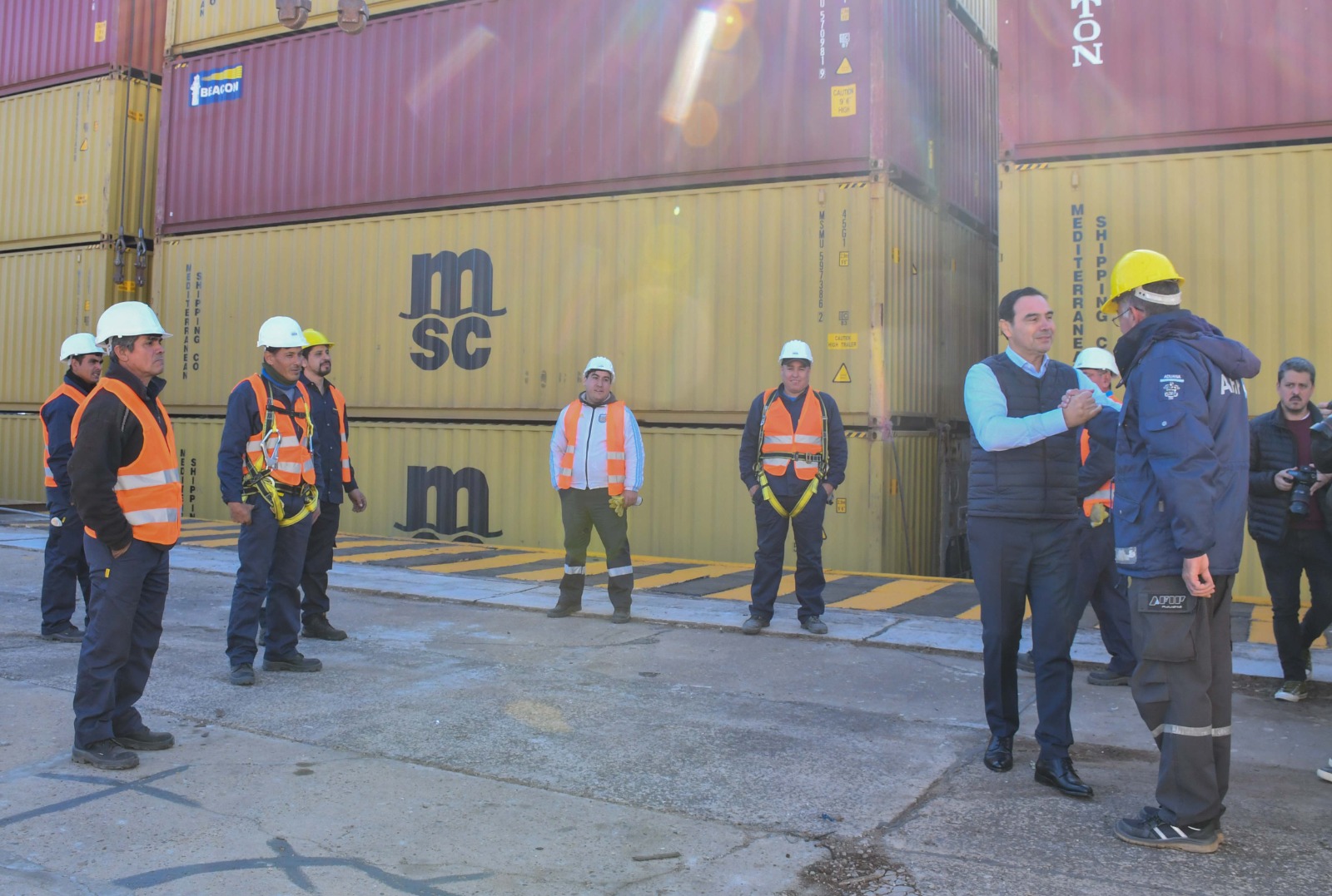 EN EL PUERTO DE CORRIENTES VALDÉS SUPERVISÓ LA LLEGADA DE CONTENEDORES QUE EXPORTARÁN MADERA A EUROPA