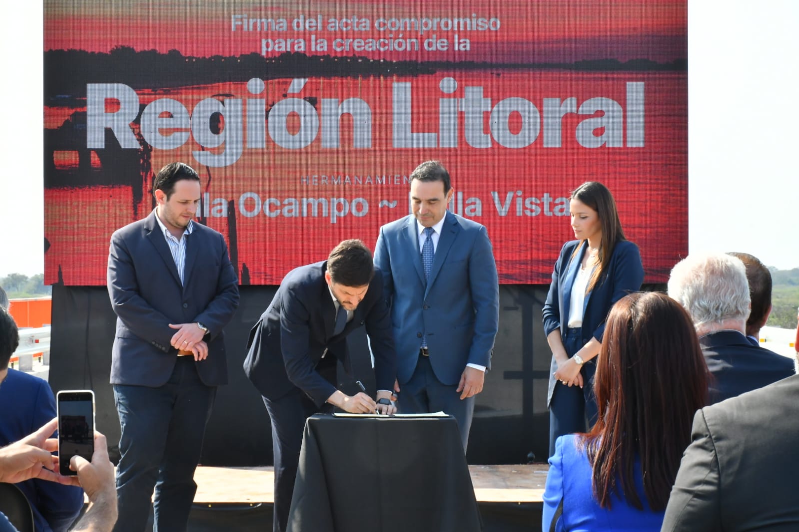  HERMANAMIENTO ENTRE BELLA VISTA Y VILLA OCAMPO VALDÉS FIRMÓ JUNTO A PULLARO EL ACTA DE COMPROMISO PARA LA CREACIÓN DE LA REGIÓN LITORAL