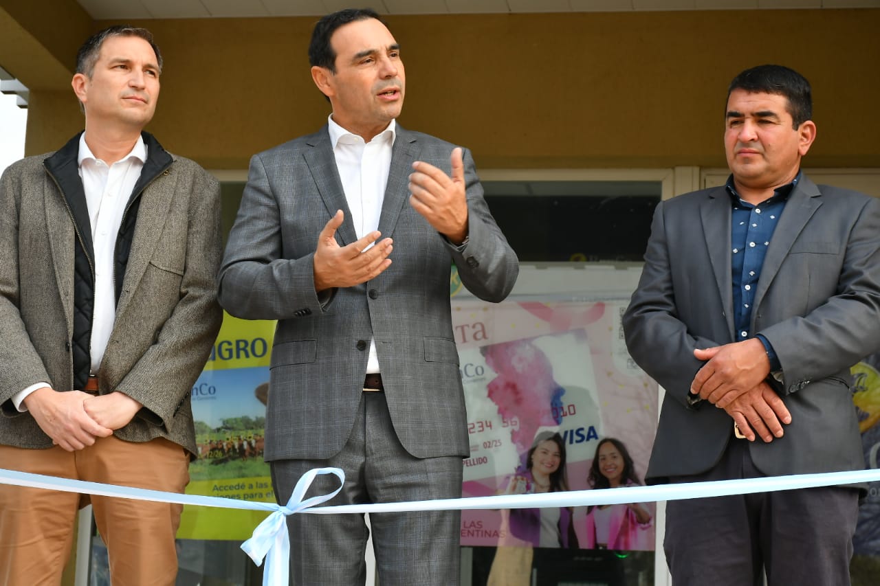  TAMBIEN INAUGURÓ CAJERO AUTOMÁTICO DEL BANCO EN GUAVIRAVÍ, VALDÉS ENTREGÓ NOTEBOOKS DEL PROGRAMA INCLUIR FUTURO Y ANUNCIO OBRAS ESCOLARES
