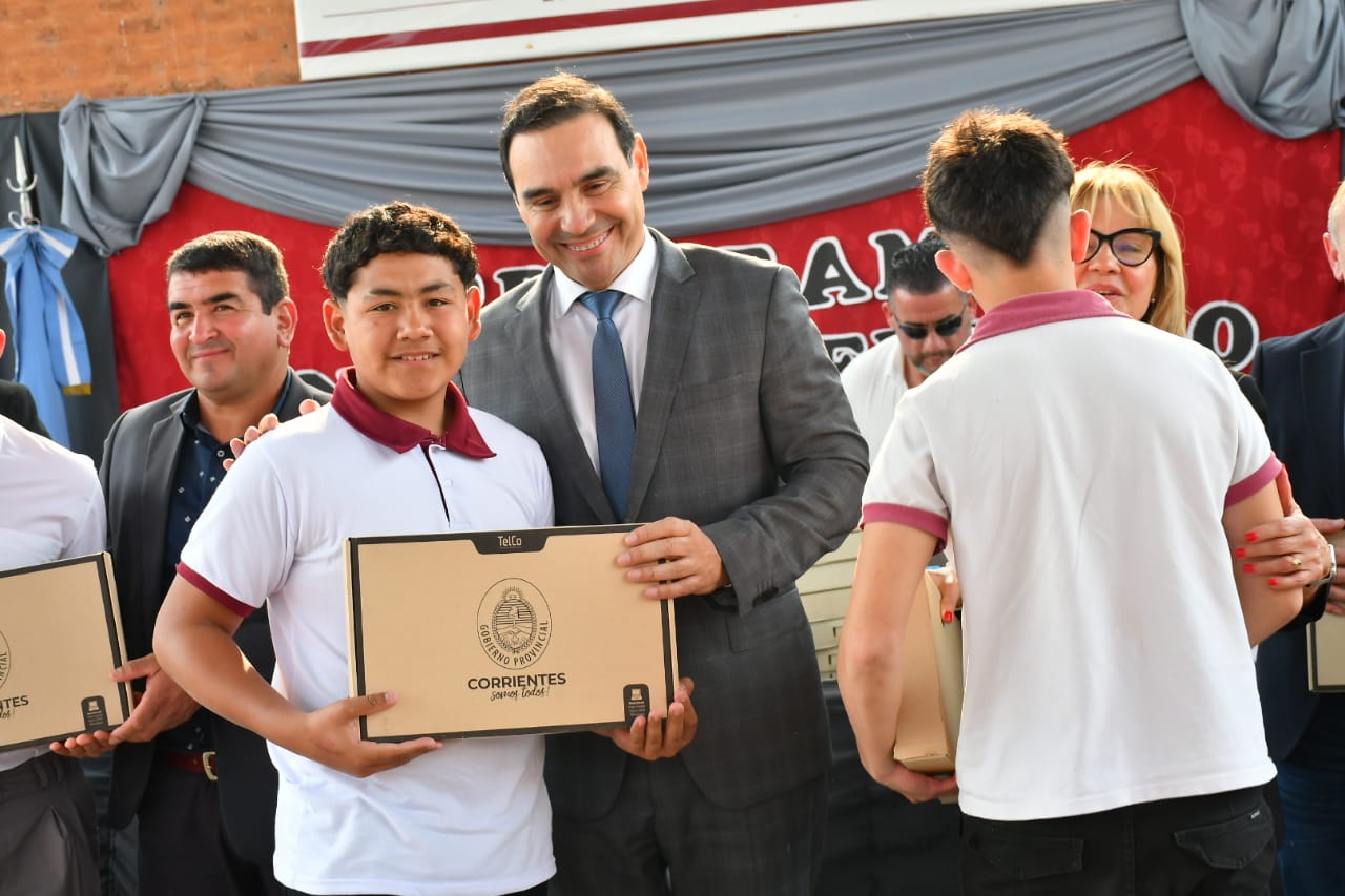 MODERNIZACIÓN DE LA EDUCACIÓN PROGRAMA INCLUIR FUTURO: EL GOBERNADOR VALDÉS ENTREGÓ NOTEBOOKS A ALUMNOS DE YAPEYÚ