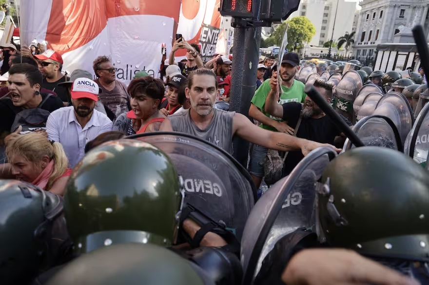 Así fueron los incidentes fuera del Congreso: gas pimienta, agresiones y detenidos