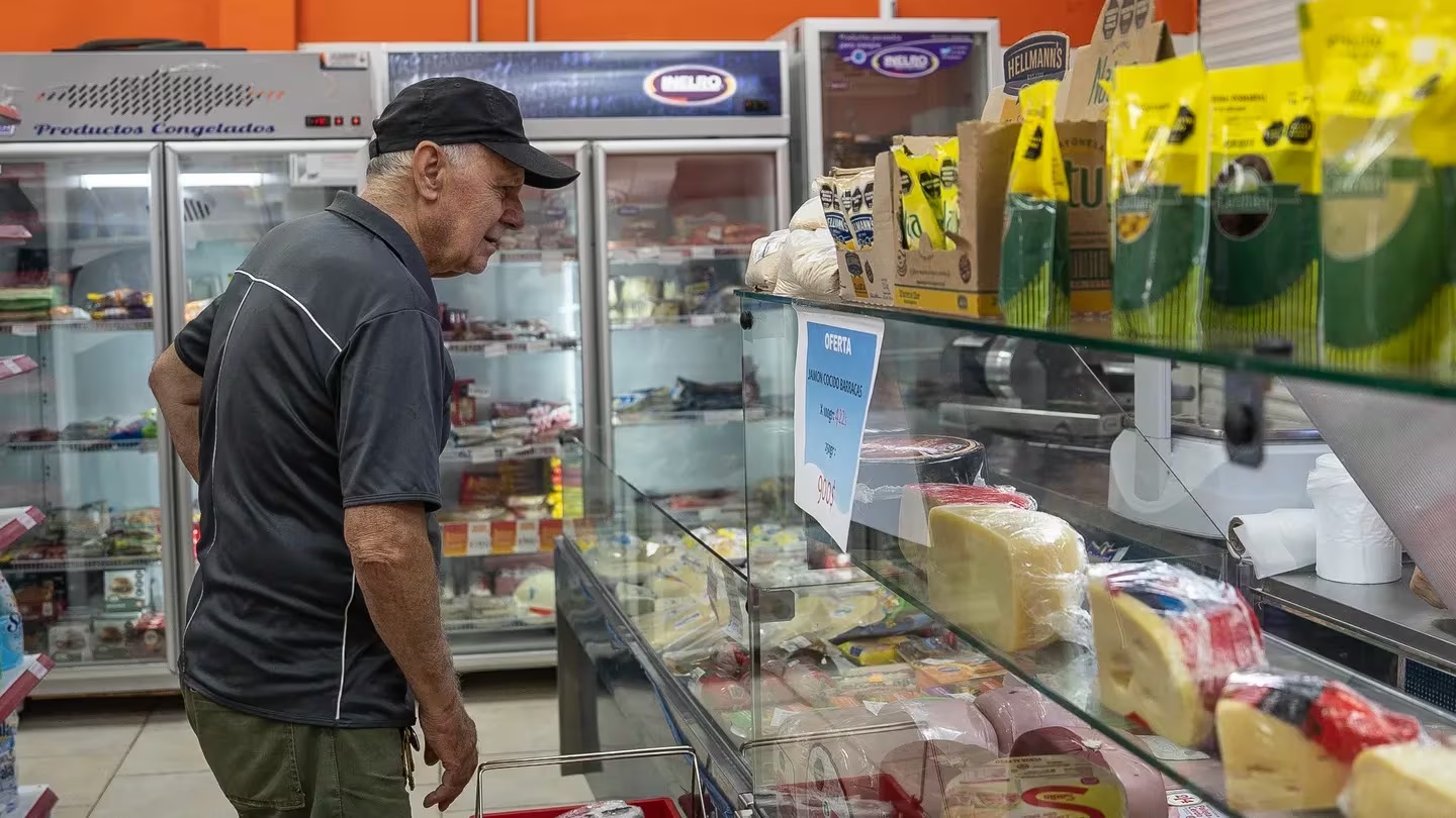 Inflación: seis de cada diez alimentos de la canasta básica aumentaron por encima del 300% en el último año