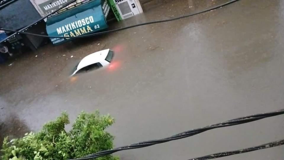 Feroz inundación en Corrientes: autos bajo agua y casas completamente inundadas