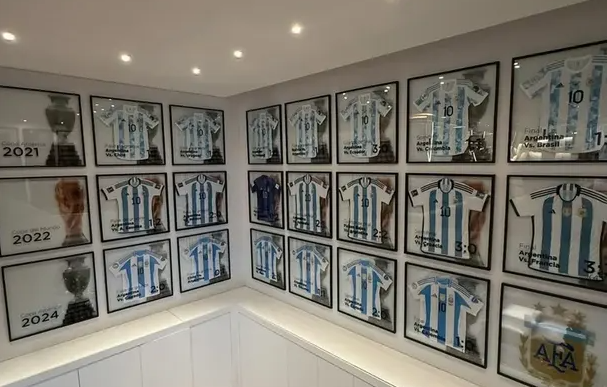 Impresionante: Lionel Messi mostró su museo personal de camisetas y sorprendió a todos