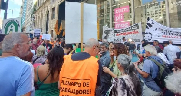 Tensión con la Policía en la marcha de jubilados al PAMI por la quita de medicamentos