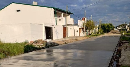 Conductor Radial, Javier Ramírez: VECINOS DE CALLE MANTILLA CELEBRAN AVANCE DE ASFALTO POR SISTEMA “MITA Y MITA”