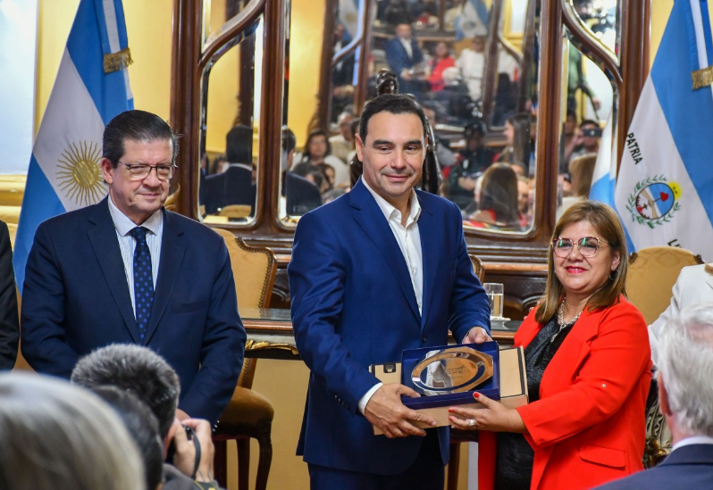 VALDÉS ENTREGÓ RECONOCIMIENTOS A DOCENTES DESTACADOS DE TODA LA PROVINCIA