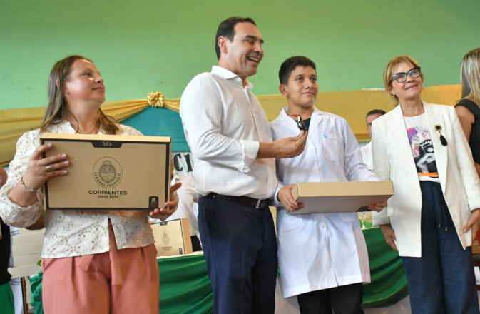 Valdés entregó notebooks a 400 alumnos de Colonia Liebig y San Carlos