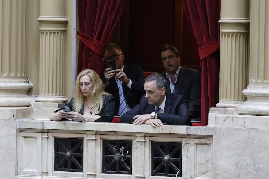 Contrapropuesta: el Gobierno reduce la cantidad de empresas a ser privatizadas y acota las facultades delegadas para destrabar la sanción de la ley ómnibus