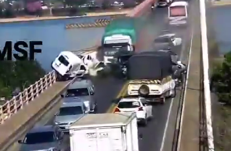 TRAGEDIA EN EL PUENTE CHACO-CORRIENTES: UN HOMBRE MURIÓ Y EL CAMIONERO QUEDÓ DETENIDO TRAS EL CHOQUE EN CADENA