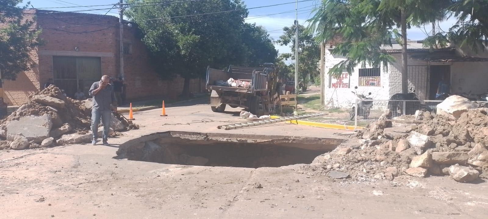 Tránsito vehicular interrumpido: MUNICIPIO REPARA HUNDIMIENTO DE PAVIMENTO EN ZONA BOCACALLE: MADARIAGA Y MITRE