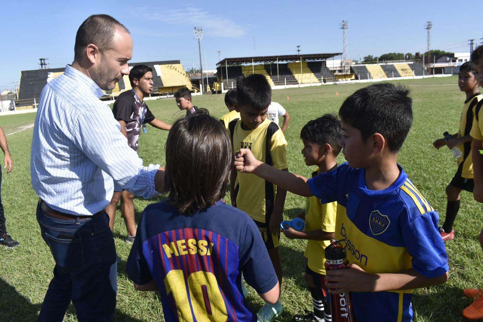 EL MUNICIPIO ENTREGÓ ELEMENTOS DEPORTIVOS AL FÚTBOL INFANTIL DE MATIENZO