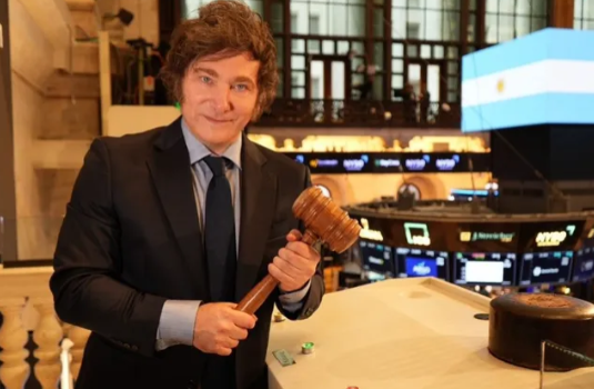 Acciones argentinas en Wall Street operan a la baja en la jornada en que Javier Milei tocó la campana