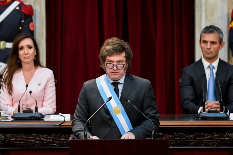 Javier Milei anunció que cierra la agencia Télam y un protocolo para que ningún político pueda viajar en aviones privados para uso personal