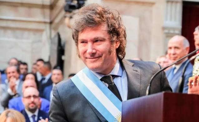 Milei dará marcha atrás con la suba de su sueldo y el de funcionarios