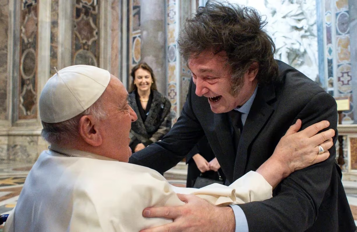 Fotos: los gestos y las reacciones de Javier Milei en su primer encuentro con el papa Francisco