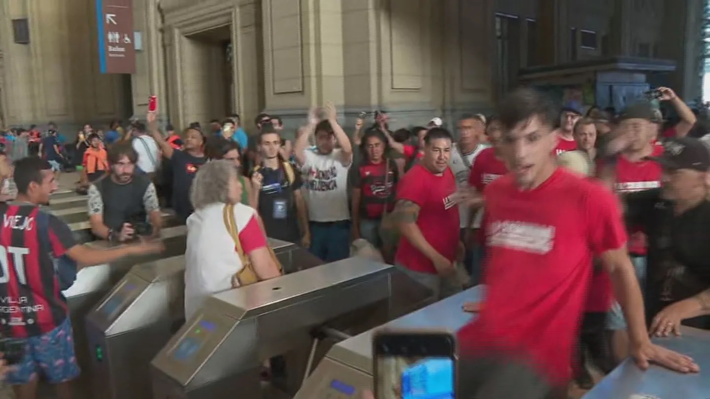 Empezó el “molinetazo” en las principales estaciones de tren y subte en contra del aumento de los boletos