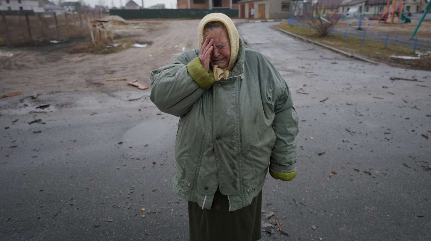 mujer ucraniana llora