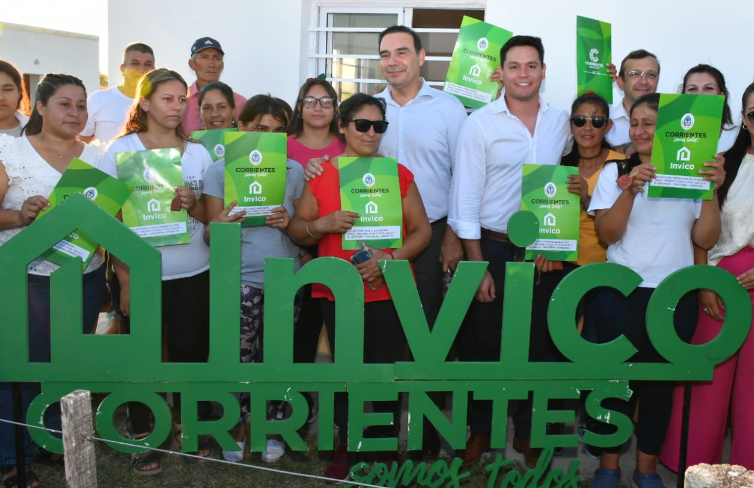 En Perugorria, Valdés entregó 10 viviendas y firmó un convenio para construir 20 más