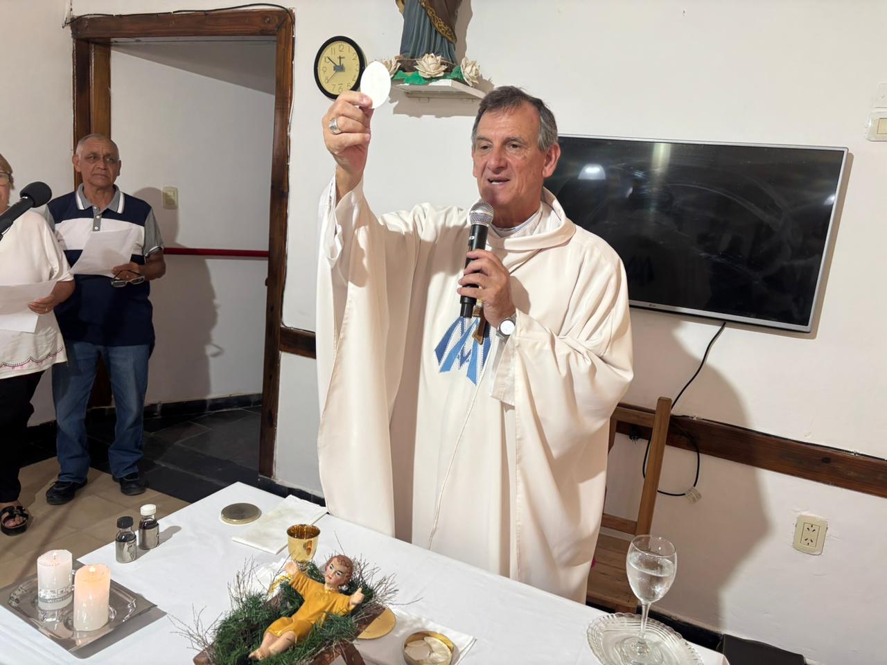 "CONTEMPLAR EL PESEBRE PARA APRENDER A AMAR": EMOTIVO ENCUENTRO DEL OBISPO CON LOS ABUELOS DEL HOGAR SAN JOSÉ