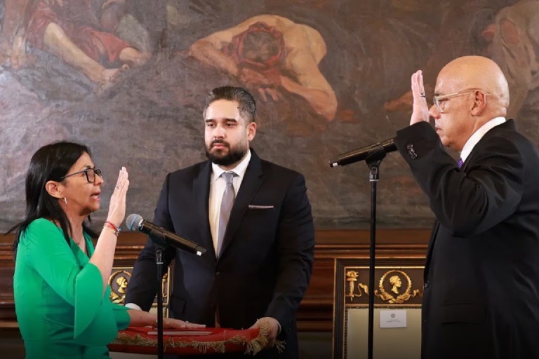 Delcy Rodríguez fue juramentada como jefa del régimen de Venezuela tras la captura de Maduro
