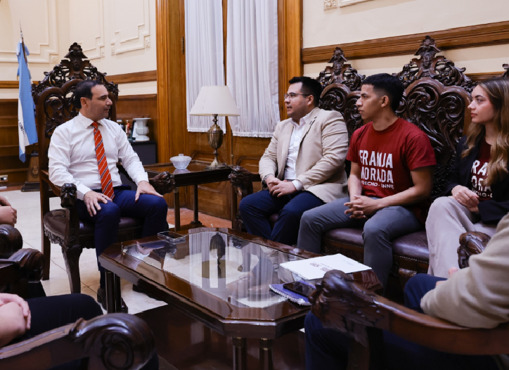 VALDÉS RECIBIÓ EN CASA DE GOBIERNO A ESTUDIANTES DE DERECHO DE LA UNNE