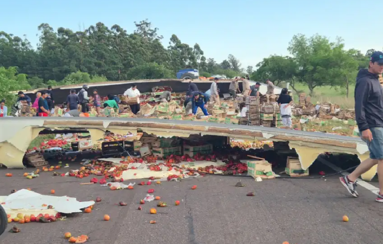 Corrientes: camión con verduras volcó en Esquina y vecinos saquearon toda la carga