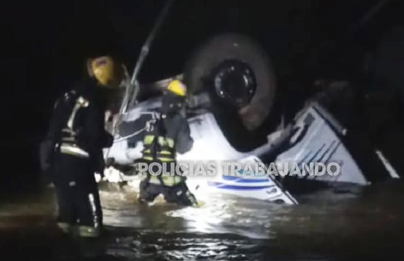 TRAGEDIA EN EL RÍO MIRIÑAY: CAMIÓN CAYÓ AL AGUA Y HAY UNA VÍCTIMA FATAL