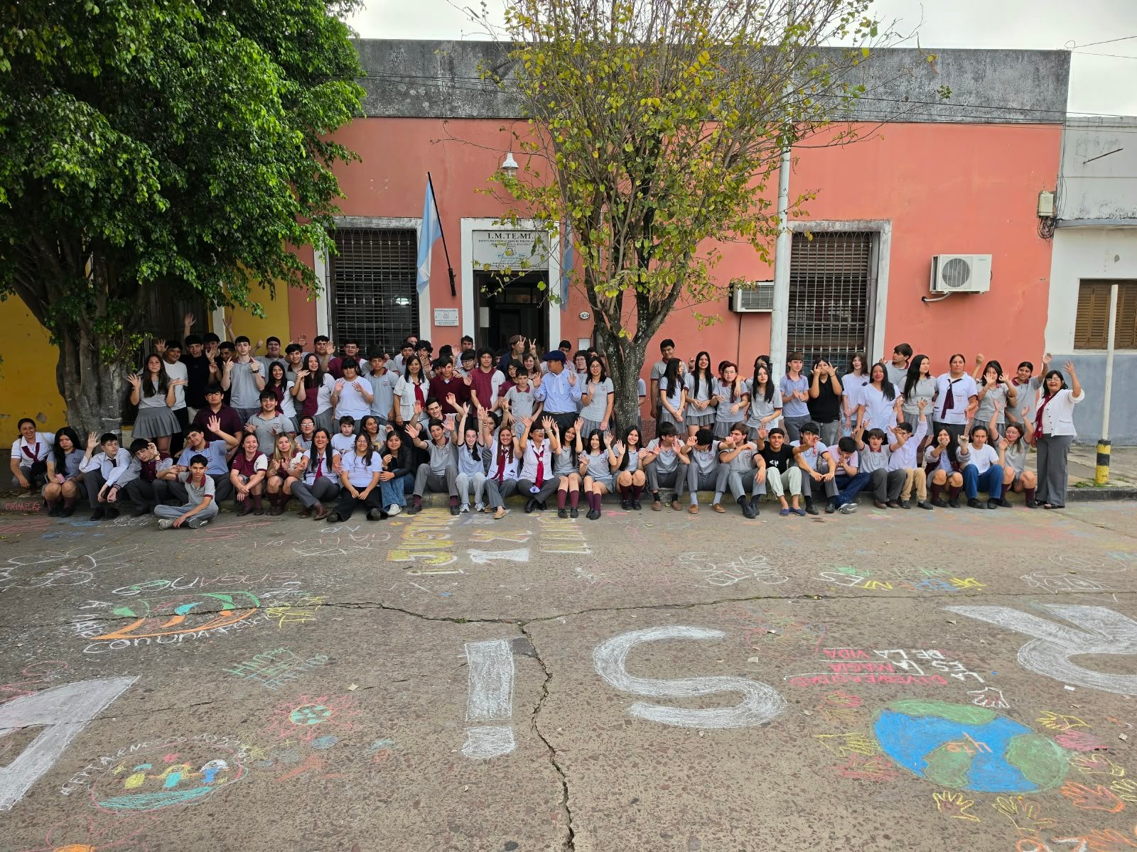 pintadas de tiza por estudiantes y docentes 1