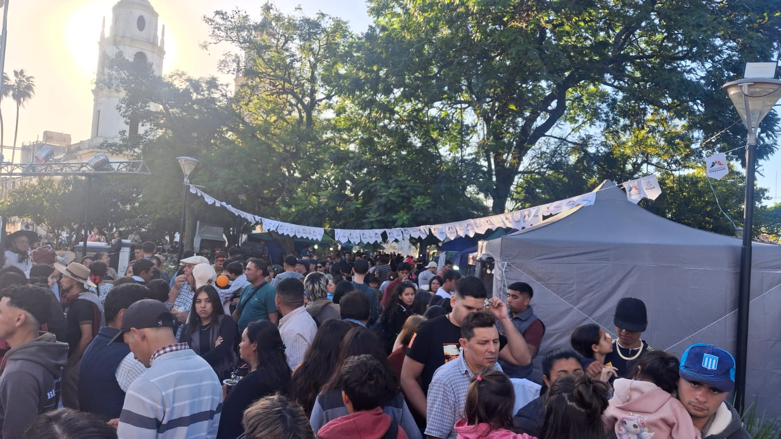 EXITOSA FERIA SURUBÍ ÑEMUHA EN PLAZA MITRE