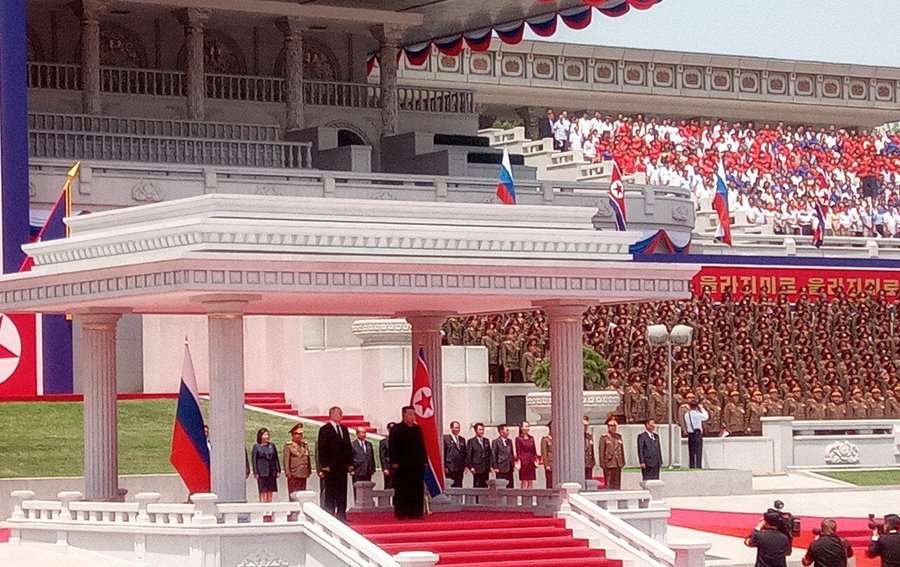 MILES DE GLOBOS, ORQUESTA Y MARCHA: PIONYANG CELEBRA A LO GRANDE LA REUNIÓN ENTRE PUTIN Y KIM JONG-UN