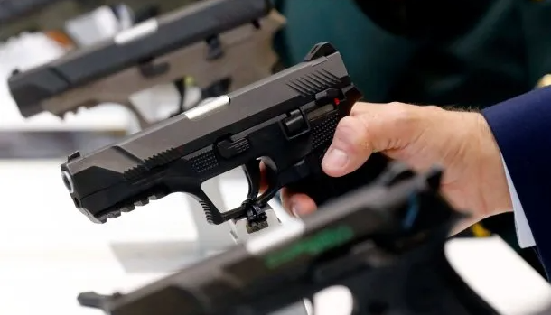El Gobierno bajó por decreto la edad con la que se puede portar armas