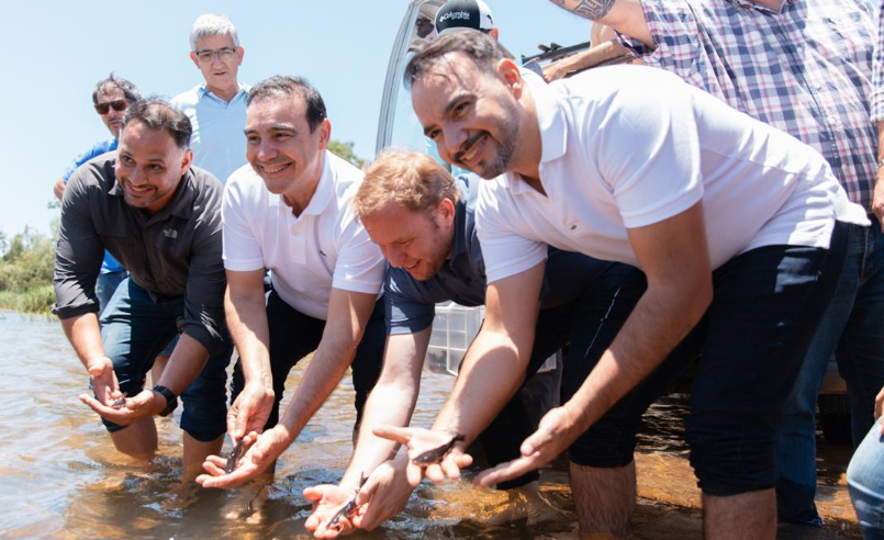 El gobernador Valdés encabezó la liberación de 1600 alevines de surubí en el Paraná