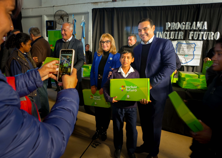 Valdés entregó 895 cuadernos y valoró que la educación pública brinda oportunidades de construir futuro