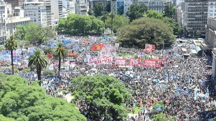 El insólito requisito que habrá que cumplir para reunirse en espacios públicos, según la ley ómnibus de Milei