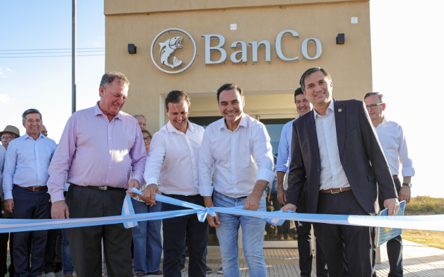 Valdés entregó 20 viviendas en Colonia Libertad e inauguró un cajero automático del Banco de Corrientes
