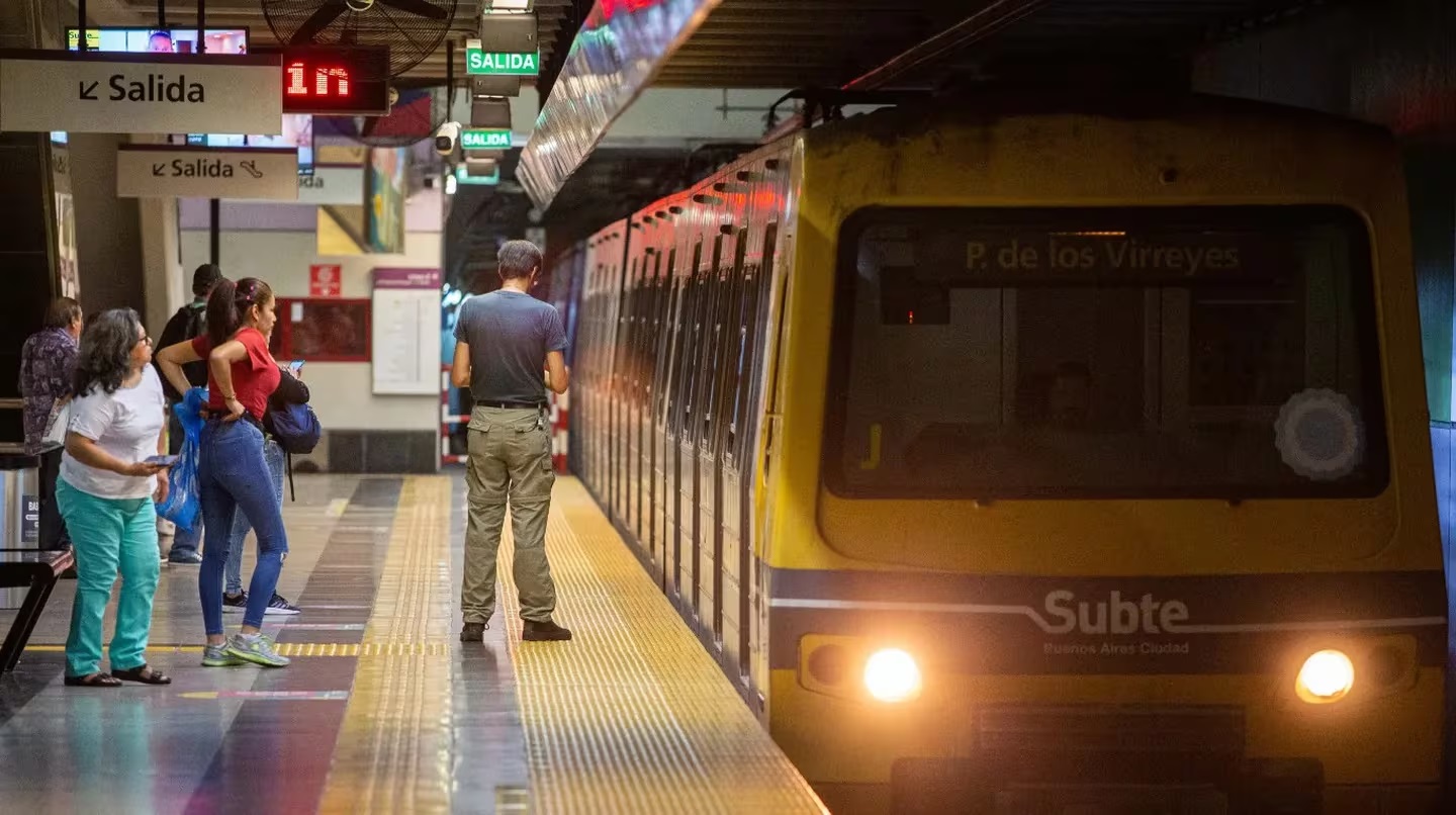 Fuertes subas en las tarifas de los servicios porteños: el subte costará cinco veces más y los peajes, 185%